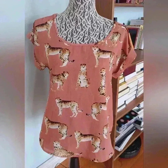 Mine Ladies short sleeve top with allover  cheetah print - Picture 1 of 6